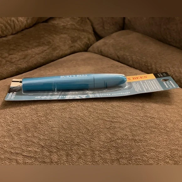 Waterproof Black Mascara by Burt’s Bees - Picture 15 of 16